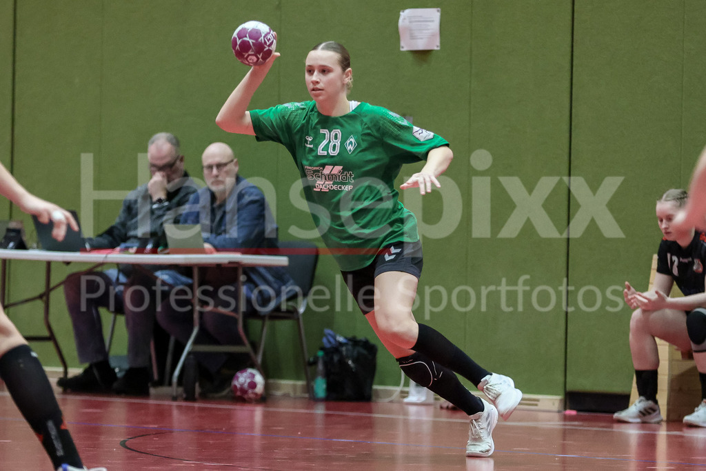 Handball, 2. Bundesliga Frauen, SV Werder Bremen - HL Buchholz 08-Rosengarten | v.li.: Leni Ruwe (SV Werder Bremen, 28) am Ball, Spielszene, Aktion, Action