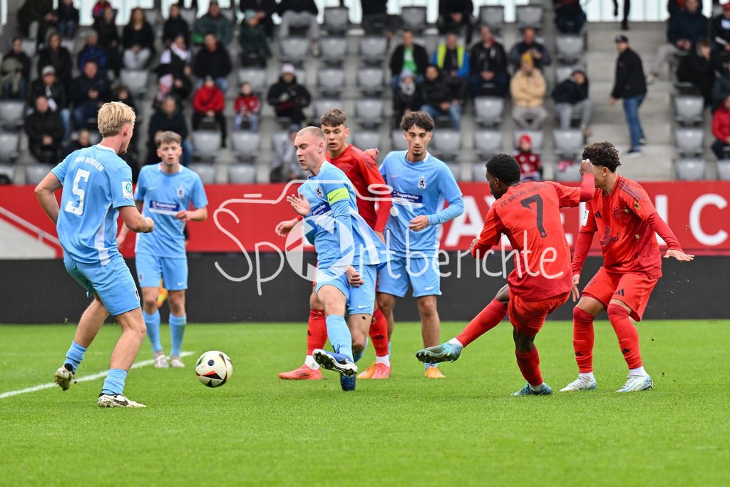 FC Bayern München U19 - TSV 1860 München U19 | Torschuss von Michael SCOTT (FCB #7) / U19 DFB Nachwuchsliga: FC Bayern Muenchen U19 - TSV 1860 Muenchen U19, FC Bayern Campus am 02.11.2024