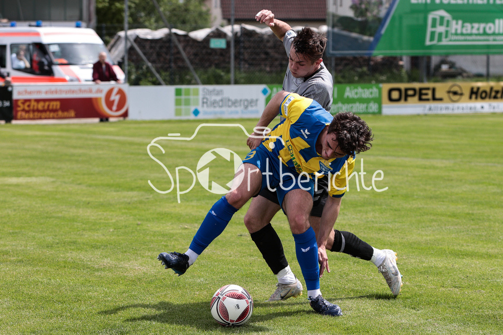 FC Pipinsried - SV Wacker Burghausen | Kenneth SIGL (SVW #10) im Duell mit Sebastian KESSLER (FCP #3) / Zweikampf