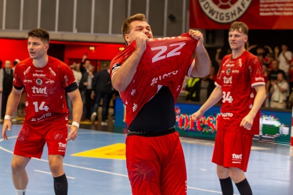 2. HBL (Handball-Bundesliga), 34. Spieltag: Eulen Ludwigshafen gegen TV 05/07 Hüttenberg***Unbändige Freude bei Kian Schwarzer (22, Ludwigshafen) nach dem geschafften Klassenerhalt | 2. HBL (Handball-Bundesliga), 34. Spieltag: Eulen Ludwigshafen gegen TV 05/07 Hüttenberg***Unbändige Freude bei Kian Schwarzer (22, Ludwigshafen) nach dem geschafften Klassenerhalt - Realisiert mit Pictrs.com