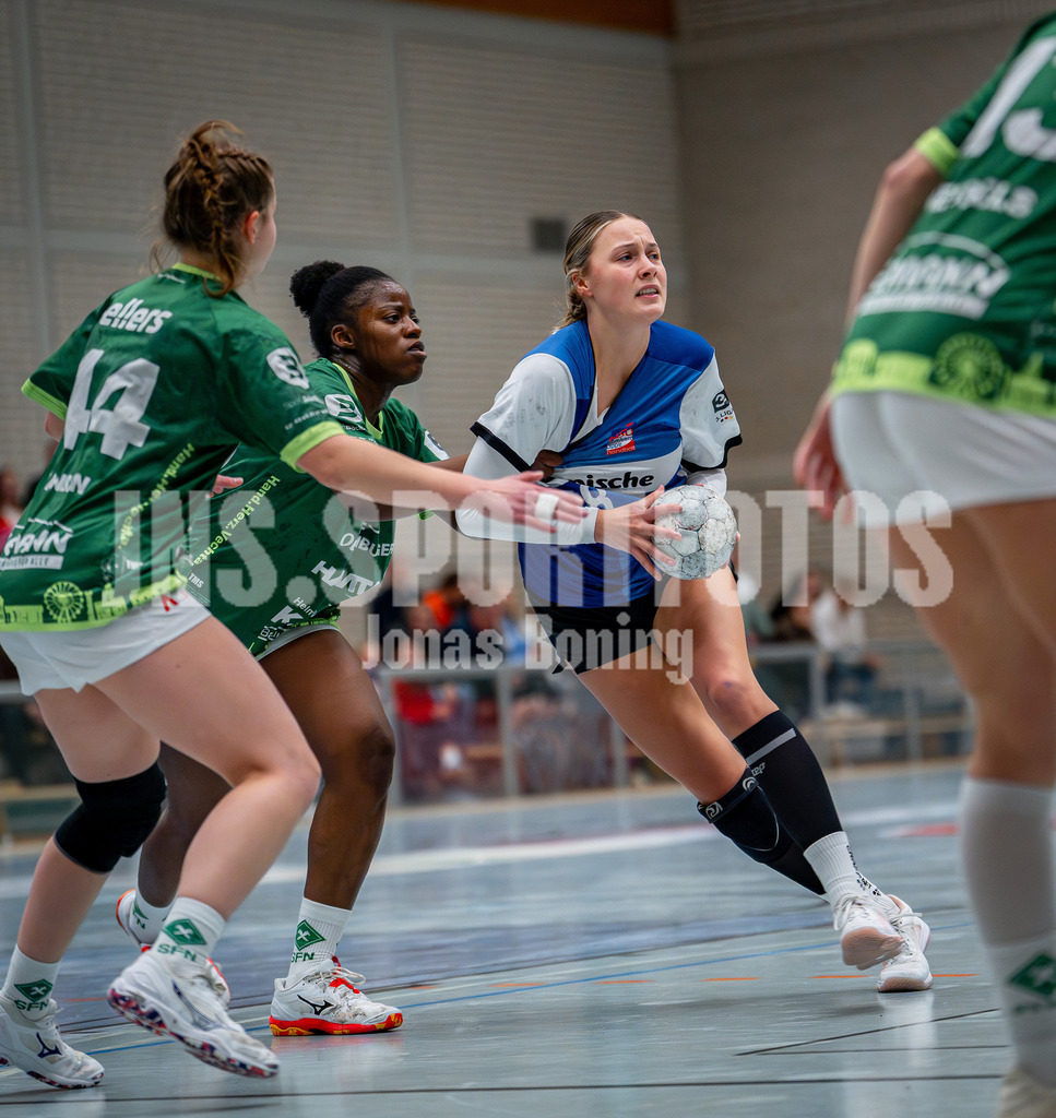 Handball I Frauen I Saison 2025-2026 I 3. Liga Staffel Nord I 10. Spieltag I SC SFN Vechta - HSG Blomberg-Lippe II I 0311 | Maya Janßen (44, SC SFN Vechta) und Edna Estevens (29, SC SFN Vechta) verteidigen Leni Ringelkamp (8, HSG Blomberg-Lippe II) - Realisiert mit Pictrs.com