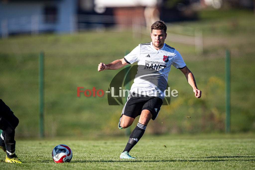 TSV Peißenberg gegen TSV Schongau | Fußball A-Klasse Oberbayern Zugspitze Herren Gruppe 8, TSV Peißenberg gegen TSV Schongau, 20241110,Alessandro FARIGU (TSVHP 21) in Aktion, Freisteller,2024-11-10 in Eberfing (Sportpark Eberfing), Alessandro FARIGU (TSVHP 21)Copyright: WolfgangxLindner www.foto-lindner.de