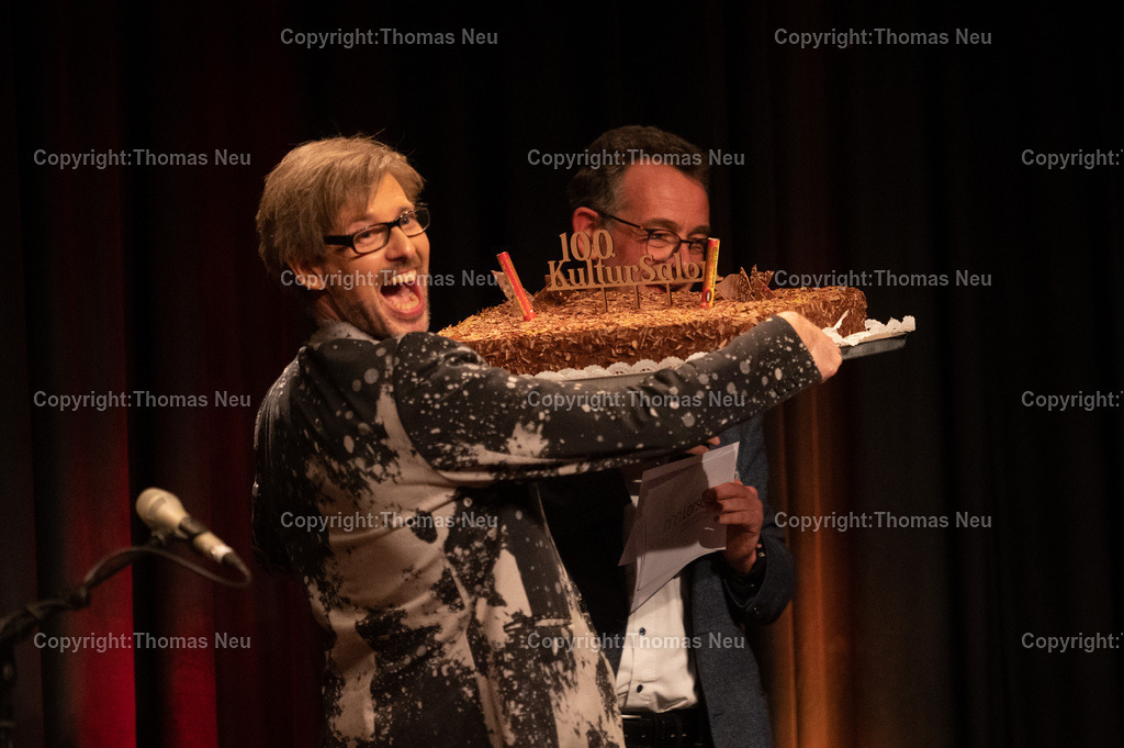 DSC_9812 | ble, Lorsch, Theater Sapperlot, 100.Kultursalon, Torte von Bürgermeister Christian Schönung für Daniel Helfich,  ,, Bild: Thomas Neu
