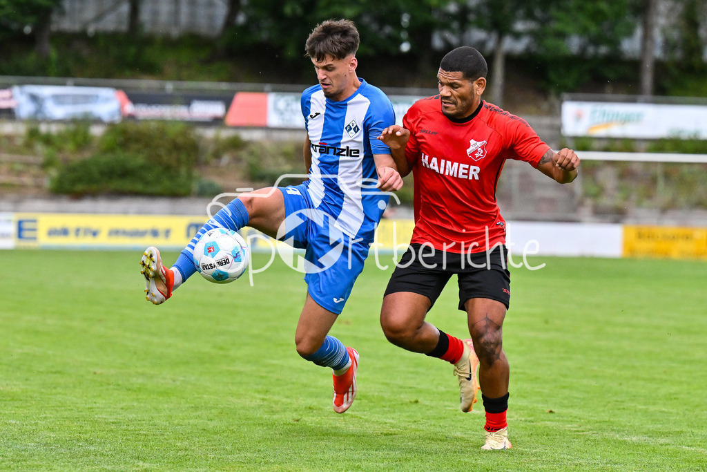 TSV Aindling - FV Illertissen | im Duell Uros MICIC (Illertissen 14) mit Dominic ROBINSON (Aindling 5) / Zweikampf / Verbandspokal Bayern: TSV Aindling - FV Illertissen, TSV Aindling Hauptplatz am 05.08.2025