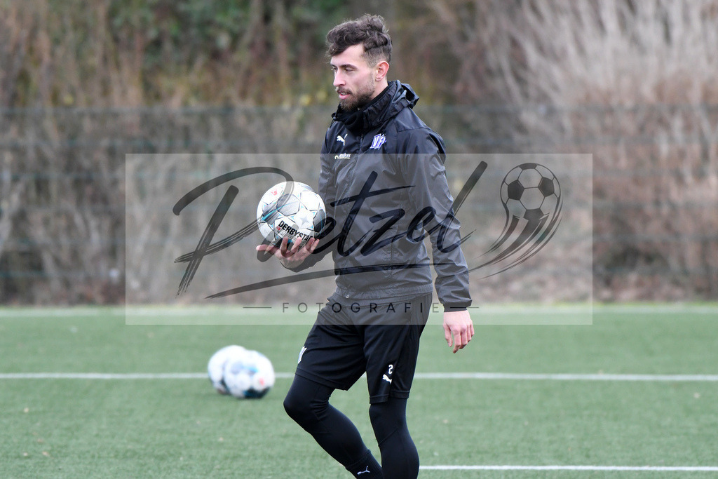 20200131_TRAOSN_0109 | Fußball, Herren: Manuel Farrona Pulido (VfL Osnabrueck) schaut waehrend der Trainingseinheit des VfL Osnabrueck im Sportpark Illoshoehe am 31.01.2020 in Osnabrueck, Deutschland. - Realisiert mit Pictrs.com