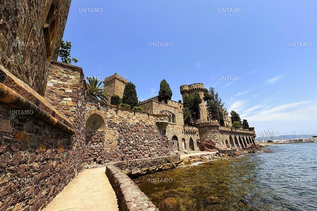 Schloss La NapouleFarbeSeiteKräftig | untamo - Realisiert mit Pictrs.com