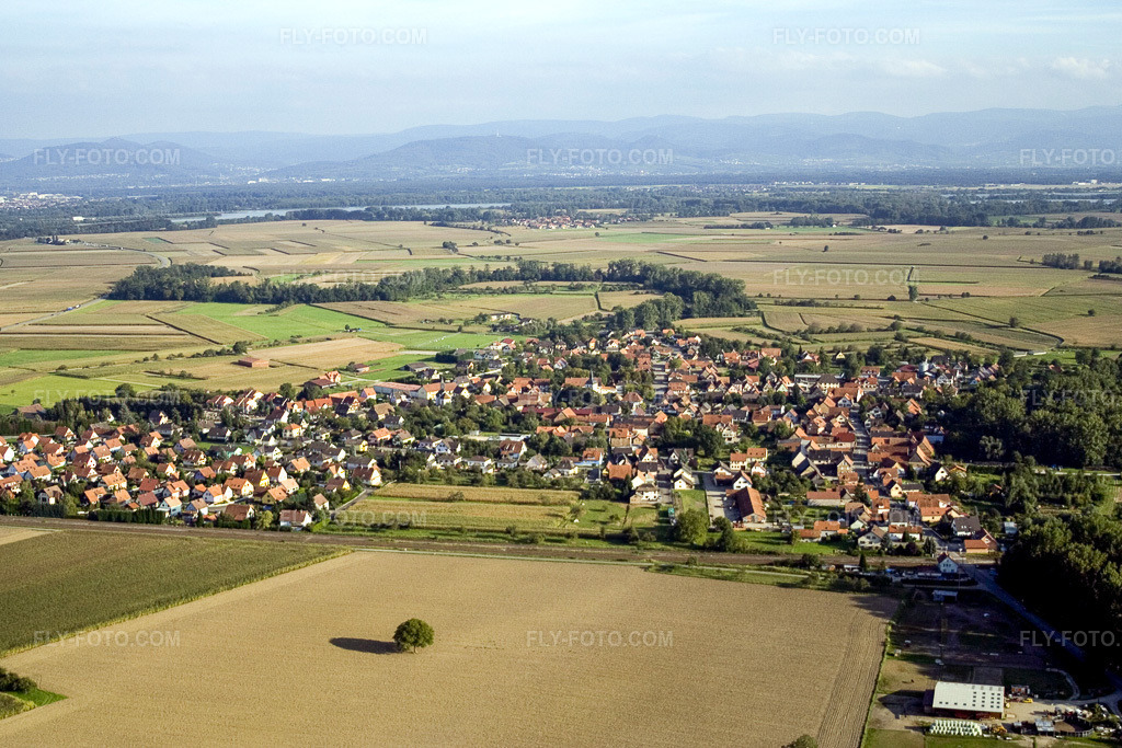 Aerial view: View of the town from the west in Roppenheim in the state Bas-Rhin, France. – Photo: IMG_8102.jpg taken on 09/15/2007 by Werner Riehm/FLY-FOTO.com – Resolution of the original: 3456 x 2304 px