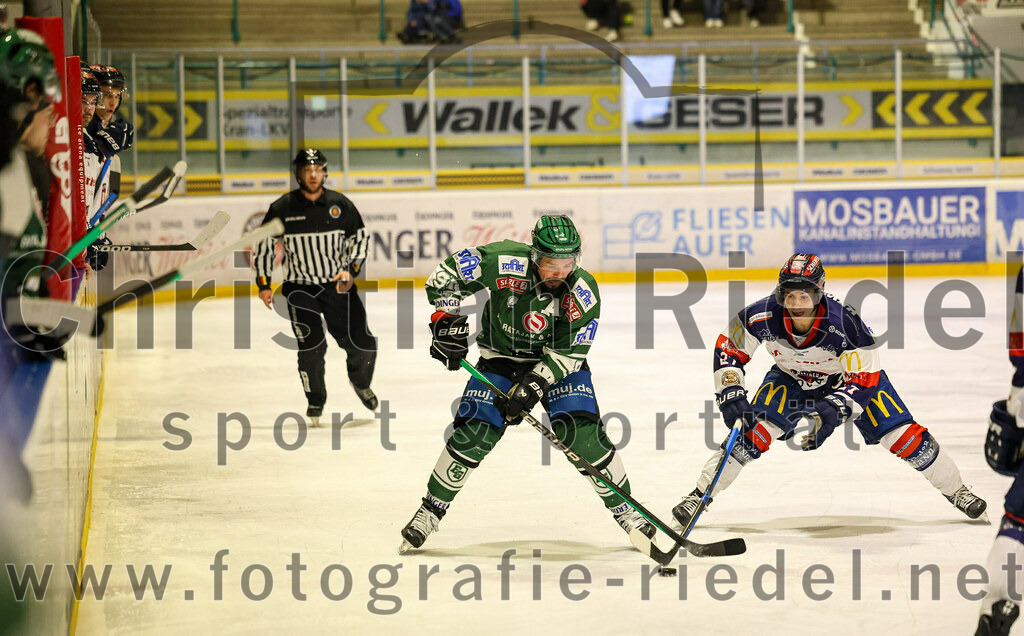 2024-01-05_113_TSV_Erding_gegen_VfE_Ulm-Neu-Ulm | Erding, Deutschland, 05.01.2024:
Eishockey, Bayernliga Vorrunde 2023 / 2024, 22. Spieltag, TSV Erding gegen VfE Ulm/Neu-Ulm, Endergebnis: 7:6

Rudolf Lorenz (Erding Gladiators, #91), Valentin Der (VfE Ulm/Neu-Ulm e. V., #27)

Foto: Christian Riedel / fotografie-riedel.net