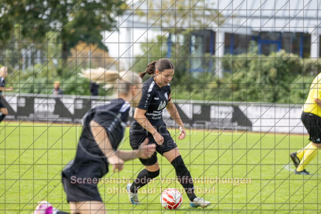 20250928_130755_0124 | #,1.FC Donzdorf (schwarz) vs. TV Derendingen (rot), Fussball, Frauen-Verbandsliga Württemberg, 03. Spieltag, Saison 2025/2026, Rasenplatz Lautertal Stadion, Süßener Straße 16, 73072 Donzdorf, 28.09.2025 - 13:00 Uhr,Foto: PhotoPeet-Sportfotografie/Peter Harich