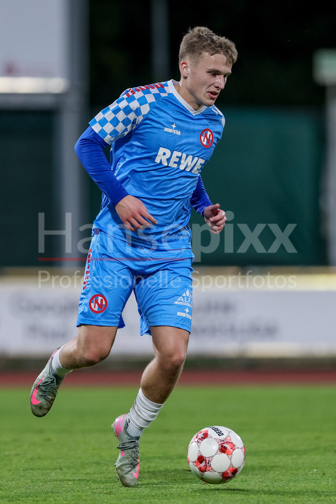 Fussball, Regionalliga Nord, SV Werder Bremen II - FC Eintracht Norderstedt | Melvin Zimmer (FC Eintracht Norderstedt, 11) am Ball, Freisteller, Einzelbild, Ganzkörper, Aktion, Action, Spielszene