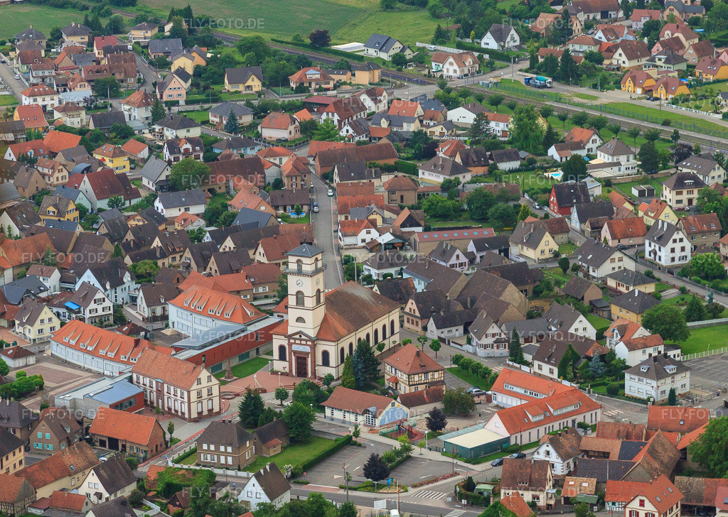 Luftbild: Dorfmitte mit Eglise Paroisse Saint-Matthieu in Drusenheim im Bundesland Bas-Rhin in Frankreich. – Foto: IMG_28830.jpg vom 14.06.2010 durch Werner Riehm/FLY-FOTO.de – Auflösung des Originals: 4242 x 3017 px