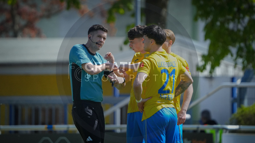 FFußball, Herren, Saison 2025/2026, Regionalliga Nordost, 31. Spieltag, FSV 63 Luckenwalde vs. FSV Zwickau, Sonntag 26.04.2026, Werner-Seelenbinder-Stadion Luckenwalde | Fußball, Herren, Saison 2025/2026, Regionalliga Nordost, 31. Spieltag, FSV 63 Luckenwalde vs. FSV Zwickau, Sonntag 26.04.2026, Werner-Seelenbinder-Stadion Luckenwalde, Im Bild: Schiedsrichter Christoph Beblik (l.) und Spieler vom FSV 63 Luckenwalde - Realisiert mit Pictrs.com