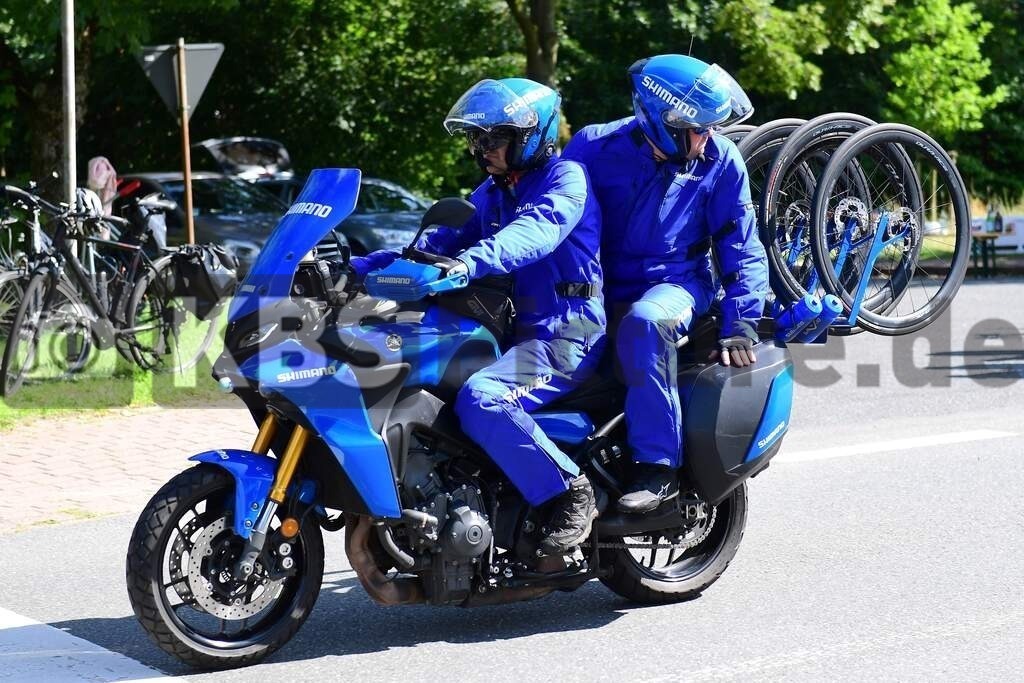 KBS Picture_Cyclassics-Hamburg2023_200823_054 | Cyclassics auf der Pinneberger Strasse in Rellingen , Servicemotorrad Shimano ,Bemer Cyclassics Hamburg Radrennen 2023 , Durch Hamburg und Schleswig-Holsten ,UCI-WorldTour-Rennen Profi-Elite Herren ca.200KM , Amateurradfahrer Jedermann Rennen 60KM ,Amateurradfahrer Jedermann Rennen 100KM , - Realisiert mit Pictrs.com