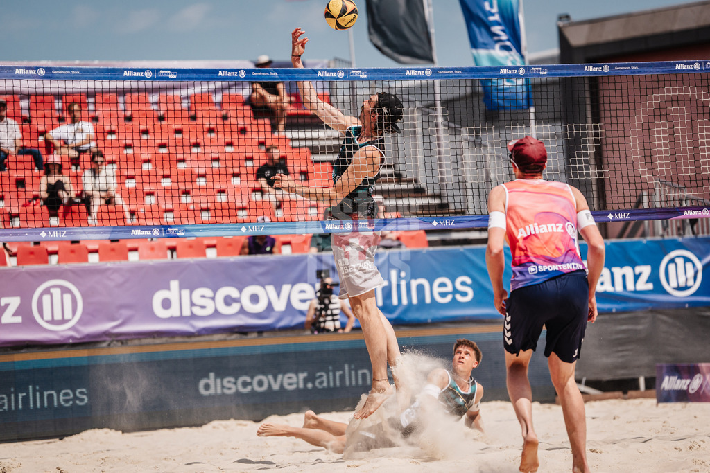 Beachvolleyball | Männer | Allianz German Beach Tour 2025 | Tourstop Bremen | 13.06.2025 | Jannik Kühlborn beim Angriff
