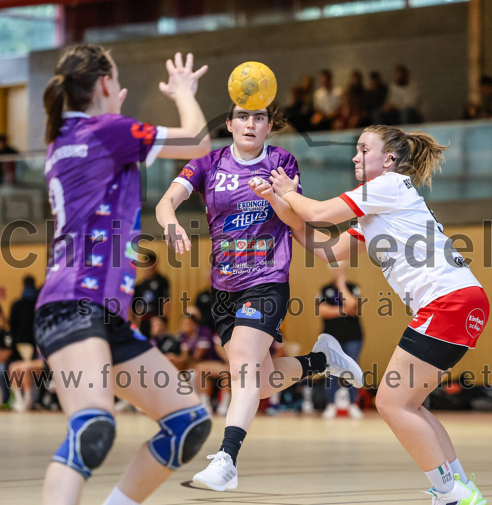 2024-10-13_073_SpVgg_Altenerding_gegen_SC_Freising | Erding, Deutschland, 13.10.2024:Handball, Bezirksoberliga Frauen Altbayern 2024 / 2024, 3. Spieltag, SpVgg Altenerding gegen SC Freising, Endergebnis: 26:35Julia Kranich (SpVgg Altenerding, #9), Katharina Künstner (SpVgg Altenerding, #23), Franziska Edler (HSG Freising-Neufahrn, #9)Foto: Christian Riedel / fotografie-riedel.net