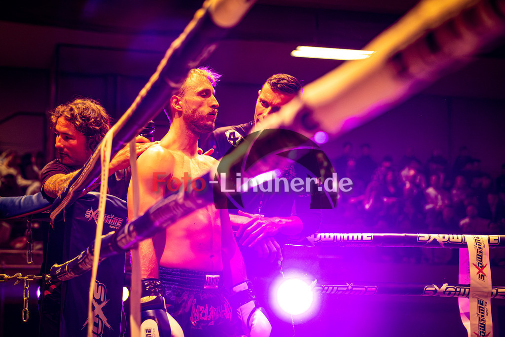 Gauthie Konrad (Ho-Jen Lindau) blau gegen Marcell Bentele (Scs Mun) rot | MFA Fight Night Herrn K1 -75kg Kampf 6, Gauthie Konrad (Ho-Jen Lindau) blau gegen Marcell Bentele (Scs Mun) rot, 20251108,,2025-11-08 in Penzberg (Wellenberghalle Penzberg), Copyright: WolfgangxLindner www.foto-lindner.de