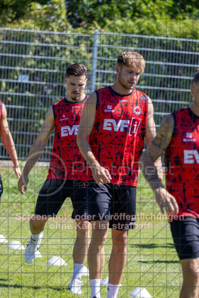 20250629_105213_1002 | #,1.Göppinger SV, Fussball, Oberliga BW - Trainingsauftakt, Saison 2025/2026, Rasensportplatz Stadion SV Göppingen, Hohenstaufenstr. 116, 73033 Göppingen, 29.06.2025 - 10:30 Uhr,Foto: PhotoPeet-Sportfotografie/Peter Harich