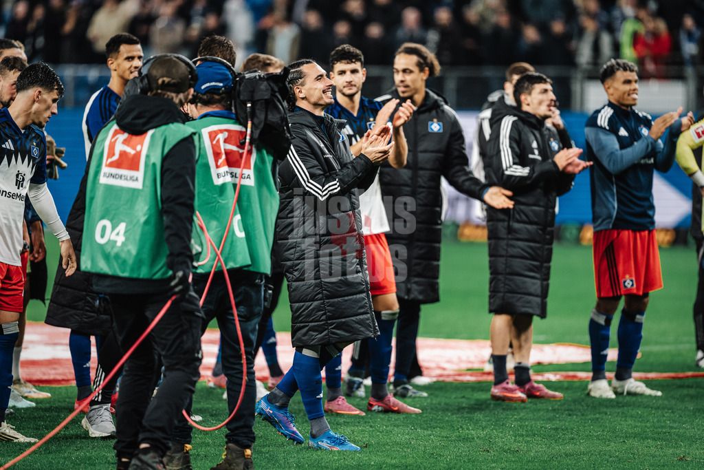 Fußball | Männer | Saison 2025/2026 | 1. Fußball-Bundesliga | 6. Spieltag | Hamburger SV vs. 1. FSV Mainz 05 | 05.10.2025 | Rayan Philippe (#14, HSV) lässt sich nach dem Spiel von den Fans feiern