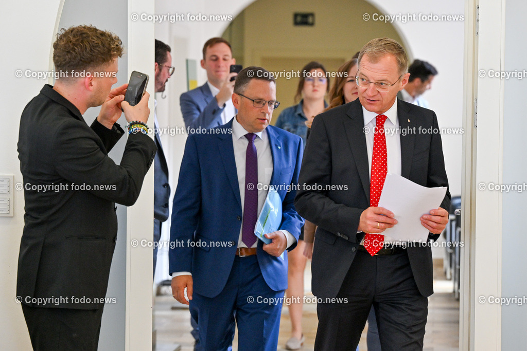 Pressekonferenz OeVP Oberoesterreich_ OOeVP-Kandidatenteam für die Nationalratswahl 2024_ 01.07.2024-3 | 01.07.2024, Linz, AUT, Pressekonferenz OeVP Oberoesterreich, OOeVP-Kandidatenteam für die Nationalratswahl - Stark fuer Oberoesterreichs Interessen, im Bild August Woeginger (VP, Klubobmann OeVP Parlamentsklub) , LH Thomas Stelzer (VP, Landeshauptmann Ooe)