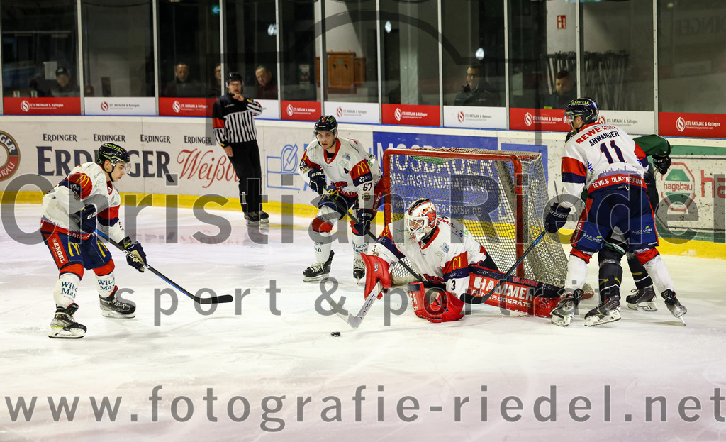 2023-01-13_087_TSV_Erding_gegen_VfE_Ulm-Neu-Ulm | Erding, Deutschland, 13.01.2023:
Eishockey, Bayernliga 2022 / 2023, 27. Spieltag, TSV Erding gegen VfE Ulm/Neu-Ulm, Endergebnis: 6:1

Torwart David Heckenberger (VfE Ulm/Neu-Ulm e. V., #3), Felix Anwander (VfE Ulm/Neu-Ulm e. V., #11)

Foto: Christian Riedel / fotografie-riedel.net