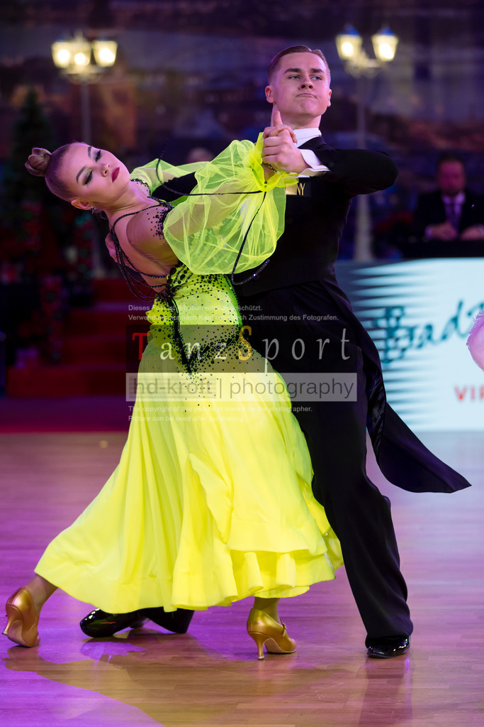 20241215_WDSF_Int_Open_Std-Riga-8792 | Tanzsportbilder, Standardtanz, Lateintanz, WDSF, DTV, LTVB, dancecomp, goc, hessen tanzt, blaues band der spree, walzer, tango, wiener walzer, slowfox, quickstepp, samba, rumba, cha-cha-cha, paso doble. jive, hd-kroft photography, turniertanzsport