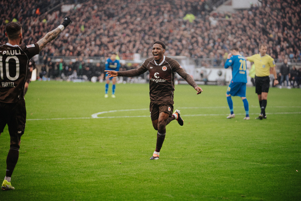 DSC06283 | Der offizielle Shop für FC St. Pauli Fotos. Wähle aus Spielszenen & Fanmomenten dein FCSP Wunschformat. Wir liefern Millerntor-Atmosphäre.