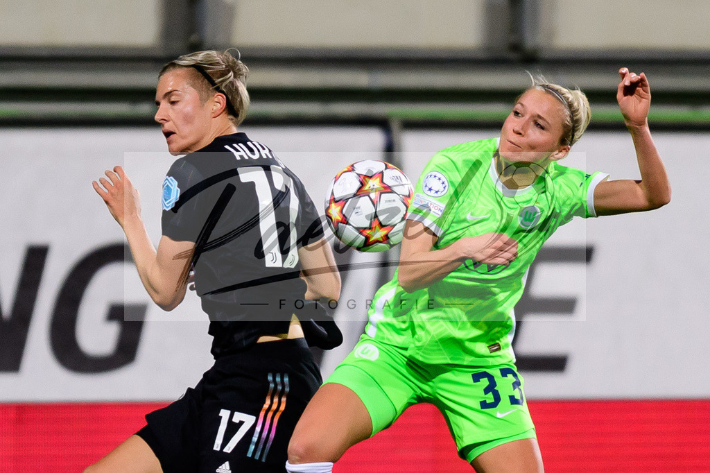 WOBJUV20211118_021 | Fussball, Frauen: Turid Knaak (VfL Wolfsburg) und Lina Hurtig (Juventus FC) im Zweikampf bei dem Spiel der UEFA Women´s Champions League zwischen VfL Wolfsburg und Juventus Turin im AOK-Stadion am 18.11.2021 in Wolfsburg, Deutschland. - Realisiert mit Pictrs.com