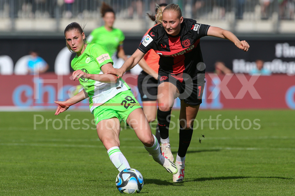 Fussball, Google Pixel Frauen-Bundesliga, VfL Wolfsburg - Bayer 04 Leverkusen | v.li.: Jule Brand (VfL Wolfsburg, 29) und Emilie Bragstad (Bayer 04 Leverkusen, 14) im Zweikampf, Duell, Dynamik, Aktion, Action, Spielszene, DIE DFB-RICHTLINIEN UNTERSAGEN JEGLICHE NUTZUNG VON FOTOS ALS SEQUENZBILDER UND/ODER VIDEOÄHNLICHE FOTOSTRECKEN. DFB REGULATIONS PROHIBIT ANY USE OF PHOTOGRAPHS AS IMAGE SEQUENCES AND/OR QUASI-VIDEO.