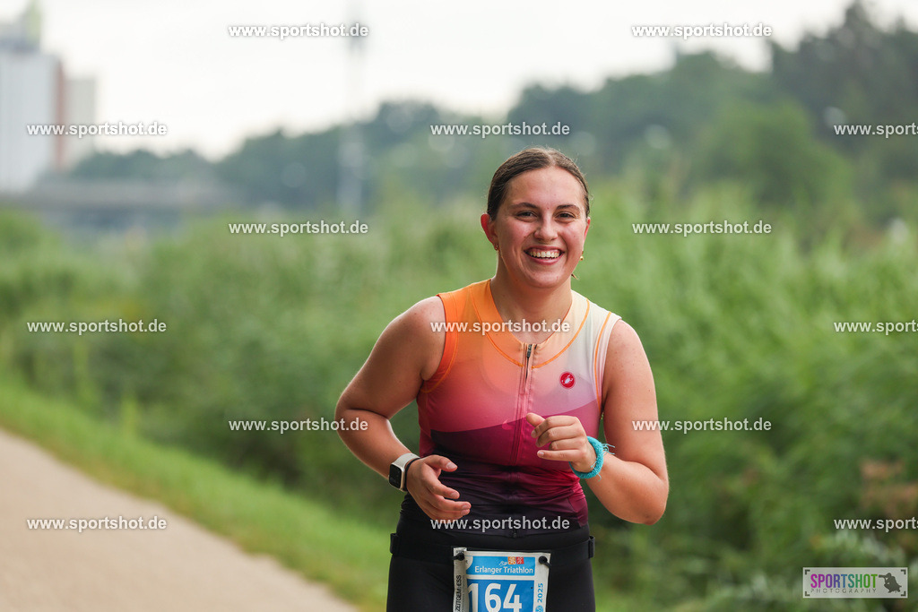 LUR_1846 | 34. M-net Erlanger Triathlon 2025 #erlangertriathlon  #mnettriathlon2025 #mnettriathlon #team #olympischedistanz #mitteldistanz #triathlon #maindonaukanal  #erlangertriathlon2025 #yourpictrs #tv1848 #tv1848erlangen  #triathlonbayern #sportinerlangen #demsportverbunden #sportshot_your_pictrs Copyright: www.sportshot.de