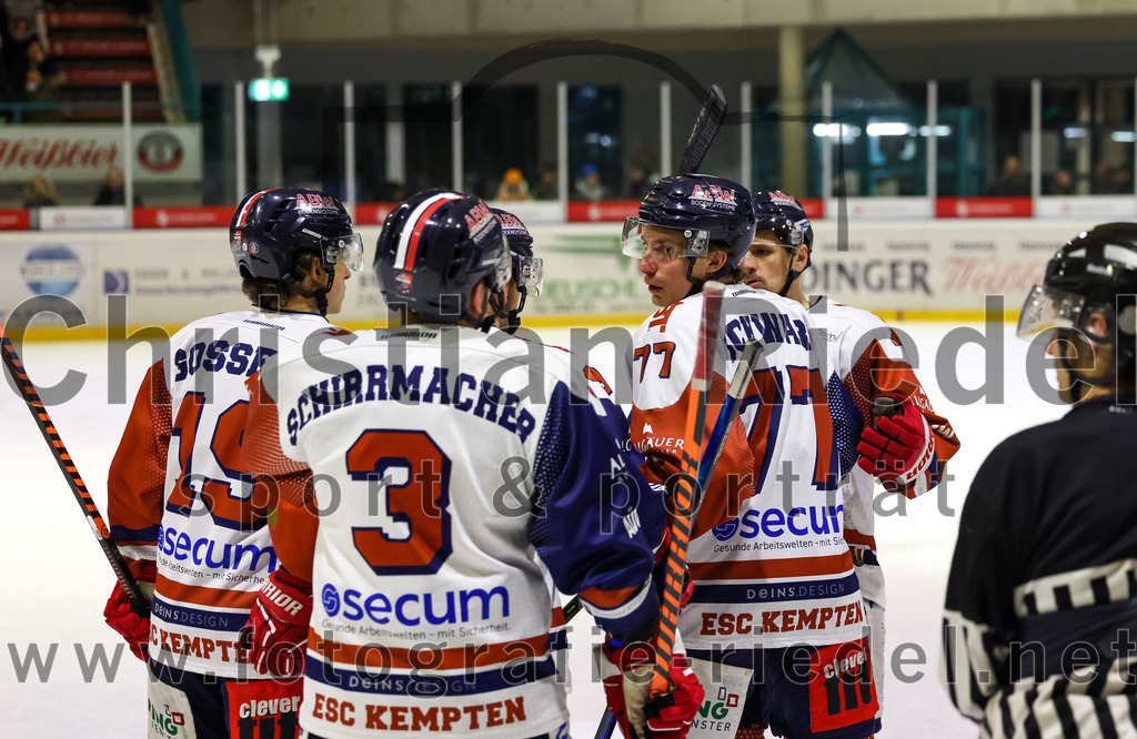 2023-03-07_096_TSV_Erding_gegen_ESC_Kempten | Erding, Deutschland, 07.03.2023:
Eishockey, Bayernliga Playoffs 2022 / 2023, Viertelfinale, TSV Erding gegen ESC Kempten, Endergebnis: 9:3

Raphael Gosselin (ESC Kempten, #19), Timo Schirrmacher (ESC Kempten, #3), Kodi Schwarz (ESC Kempten, #77)

Foto: Christian Riedel / fotografie-riedel.net