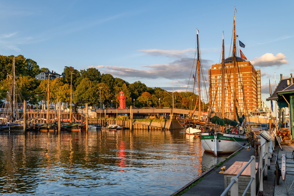 10230414 - Abendlicht in Övelgönne | Schöner Blick über den vom Abendlicht erleuchteten Museumshafen in Övelgönne.