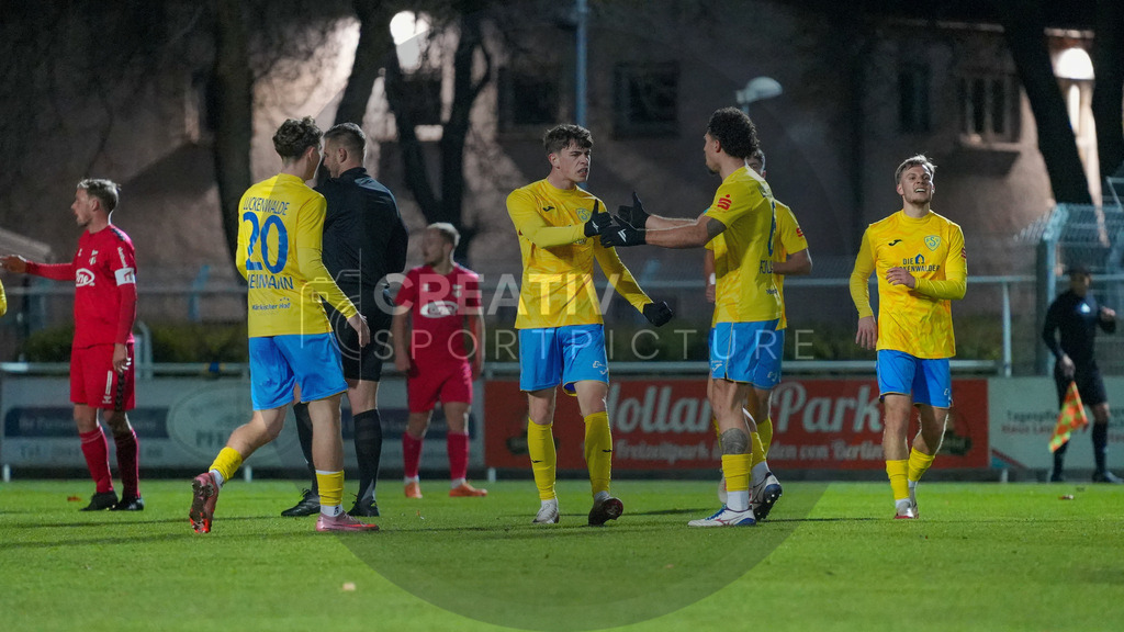 Fußball, Herren, Saison 2025/2026, Regionalliga Nordost, 17. Spieltag, FSV 63 Luckenwalde vs. ZFC Meuselwitz, Freitag 28.11.2025, Werner-Seelenbinder-Stadion Luckenwalde, | Fußball, Herren, Saison 2025/2026, Regionalliga Nordost, 17. Spieltag, FSV 63 Luckenwalde vs. ZFC Meuselwitz, Freitag 28.11.2025, Werner-Seelenbinder-Stadion Luckenwalde, Im Bild: Jubel beim FSV 63 luckenwalde nach dem Führungstreffer. - Realisiert mit Pictrs.com
