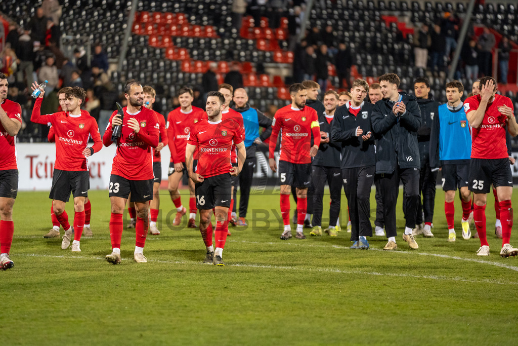 SG Sonnenhof Grossaspach vs. SSV Ulm 1846 Fussball, Fussball, WFV-Pokal, Viertelfinale, 01.04.2026 | SG Sonnenhof Grossaspach kommt nach dem Sieg in die Fankurve zum jubeln,SG Sonnenhof Grossaspach vs. SSV Ulm 1846 Fussball, Fussball, WFV-Pokal, Viertelfinale, 01.04.2026