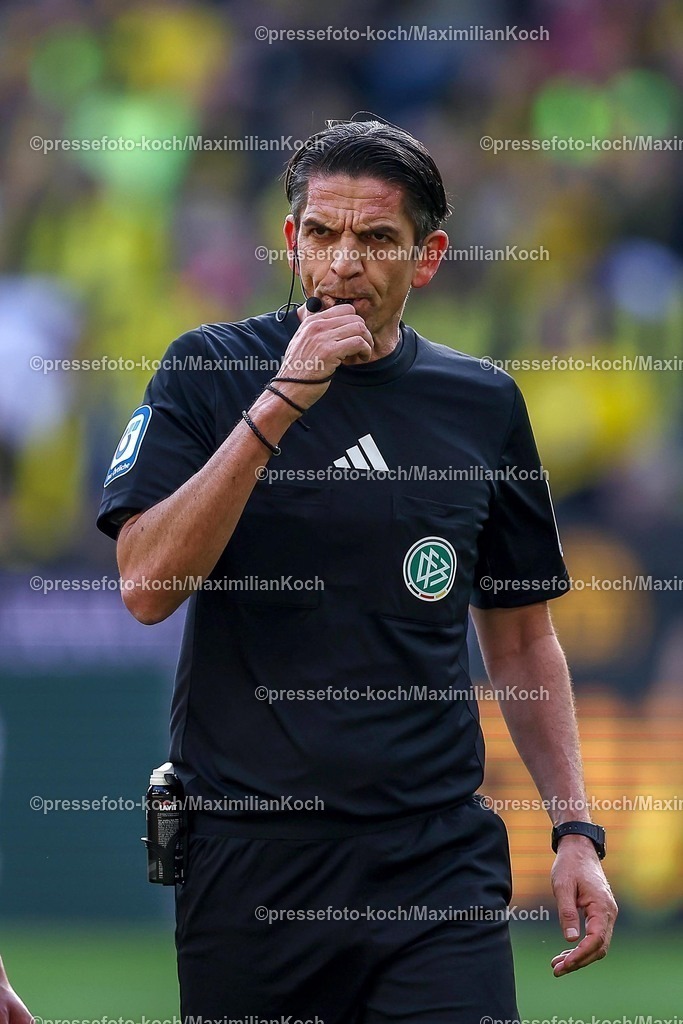 BVB08032502218 | 08.03.2025, Fußball, Borussia Dortmund - FC Augsburg, 1. Fußball Bundesliga, 25. Spieltag, Signal Iduna Park, Saison 2024 2025: Schiedsrichter Deniz AytekinDFB regulations prohibit any use of photographs as image sequences and or quasi-video.