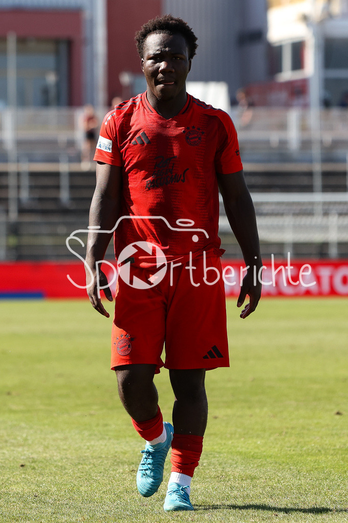 FC Würzburger Kickers - FC Bayern Amateure | Im Bild Nestory IRANKUNDA (FC Bayern München II #7) nach dem Sieg in Wuerzburg / matchwinner / Einzelfoto / Freisteller / Regionalliga Bayern: FC Würzburger Kickers - FC Bayern München II, AKON Arena am 24.08.2024