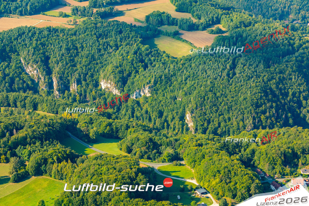 Das Luftbild zeigt :  Gößweinstein - Die Luftaufnahme wurde 2024 vom UL-Flugzeug aus erstellt ( keine Drohne ) - Hochauflösende Luftaufnahme - Für grossformatige Ausdrucke geeignet. Die Geschenkidee !Mit Lizenz und Bildrechte bestellbar