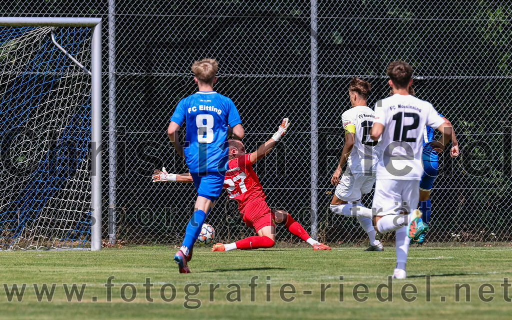 2023-07-22_062_FC_Eitting_gegen_FC_Moosinning | Eitting, Deutschland, 22.07.2023:
Fußball, Kreisliga 2023 / 2024, Testspiel, FC Eitting gegen FC Moosinning, Endergebnis: 0:4

Jonas Heinritzi (FC Eitting, #8), Torwart Aaron Siegl (FC Moosinning, #27), Dennis Stauf (FC Moosinning, #15), Benedikt Rösl (FC Moosinning, #12)

Foto: Christian Riedel / fotografie-riedel.net