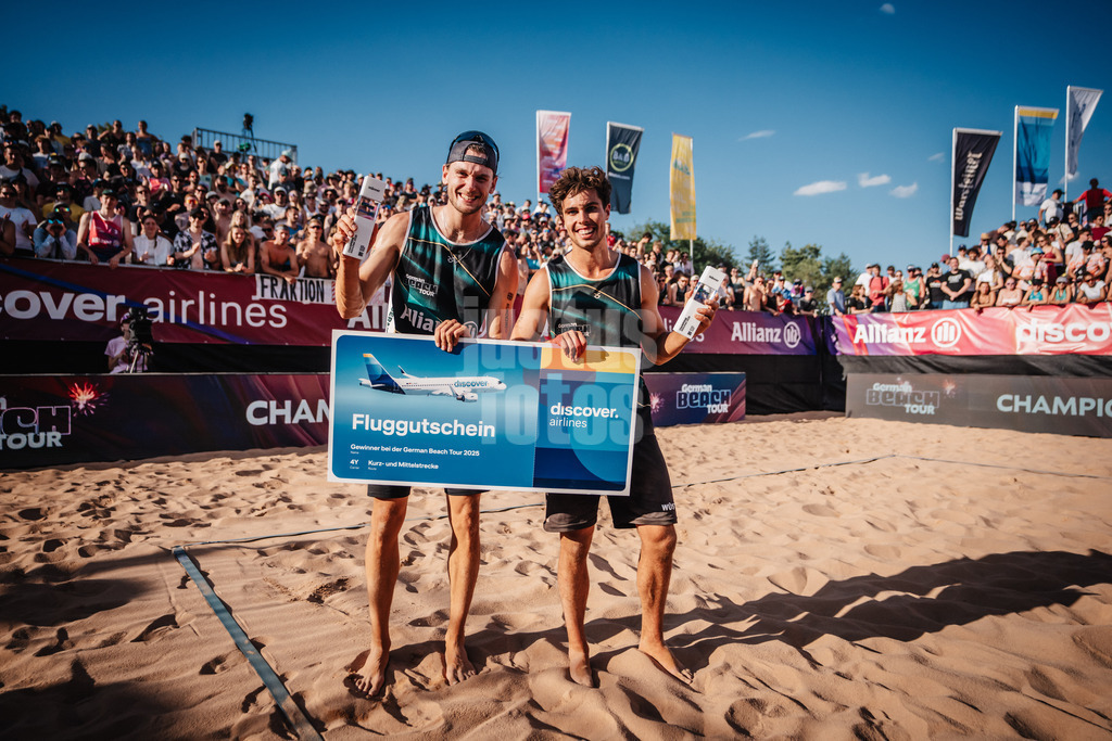 Beachvolleyball | Männer | Allianz German Beach Tour 2025 | Tourstop München | 13.07.2025 | v.l. Paul Henning und Lui Wüst gewinnen das Turnier in München und jubeln mit den Pokalen
