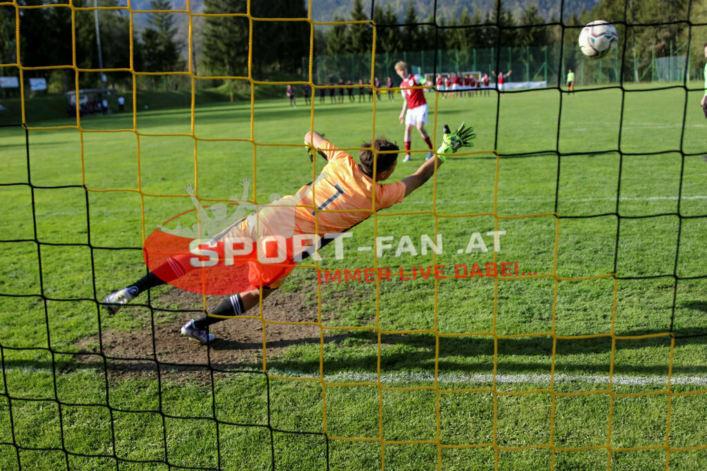 AUSTRIA U15 - MEXICO U15 | MARCEL STÖHR (Austria #14) Cristo Navarete (Mexico #1) ; AUSTRIA U15 - MEXICO U15 am 29.04.2022 in Arnoldstein
(Sportplatz), AUSTRIA, (Photo by Ernst Krawagner sport-fan.at) - Realisiert mit Pictrs.com
