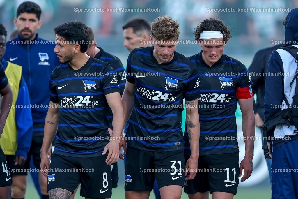SCP09052502353 | 09.05.2025, Fußball, Preußen Münster - Hertha BSC, 2. Fußball Bundesliga, 33. Spieltag, Preußenstadion, Saison 2024 2025: Enttäuschung bei Kevin Sessa (Hertha BSC #08) Marton Dardai (Hertha BSC #31) Fabian Reese (Hertha BSC #11) nach dem Spiel enttäuschungDFB regulations prohibit any use of photographs as image sequences and or quasi-video.