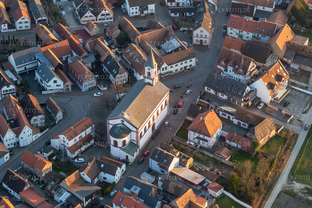 Luftbild: Kirche Neupotz in Neupotz im Bundesland Rheinland-Pfalz in Deutschland. – Foto: IMG_130875.jpg vom 09.03.2022 durch Werner Riehm/FLY-FOTO.de – Auflösung des Originals: 4266 x 2844 px – Kirche St. Bartolomäus Neupotz und Pfarrheim