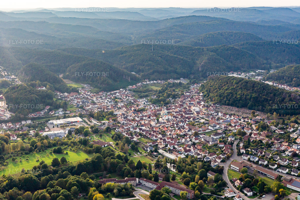 Luftbild: Schlossstraße von Osten in Dahn im Bundesland Rheinland-Pfalz in Deutschland. Foto: IMG_139019.jpg vom 30.09.2023 durch Werner Riehm/FLY-FOTO.de