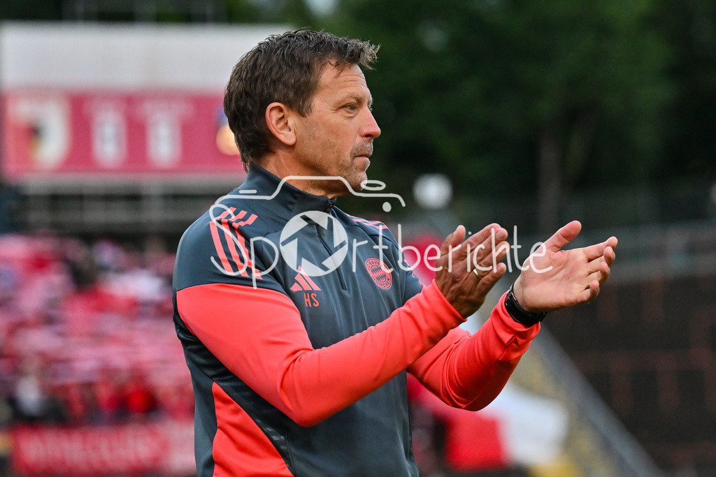 FC Augsburg II - FC Bayern Amateure | im Bild Holger SEITZ Cheftrainer FC Bayern München II / Einzelfoto / Freisteller / Regionalliga Bayern: FC Augsburg II - FC Bayern Muenchen II, Rosenaustadion am 25.07.2025