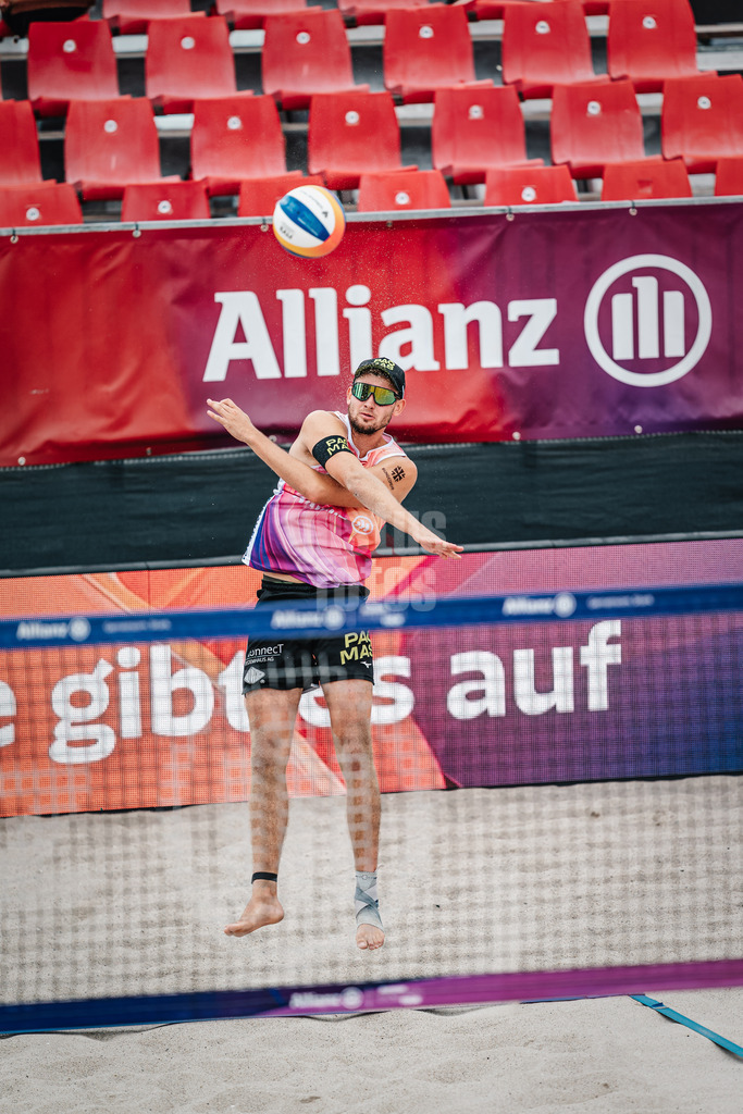 Beachvolleyball | Männer | Allianz German Beach Tour 2024 | Tourstop Kühlungsborn 2 | 16.08.2024 | Benedikt Sagstetter beim Aufschlag
