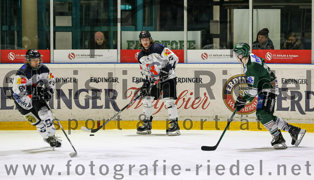 2024-01-26_111_TSV_Erding_gegen_HC_Landsberg | Erding, Deutschland, 26.01.2024:
Eishockey, Bayernliga Vorrunde 2023 / 2024, 28. Spieltag, TSV Erding gegen HC Landsberg, Endergebnis: 6:2

Lukas Heß (HC Landsberg, #69), Markus Jänichen (HC Landsberg, #15), Michael Franz (Erding Gladiators, #13)

Foto: Christian Riedel / fotografie-riedel.net