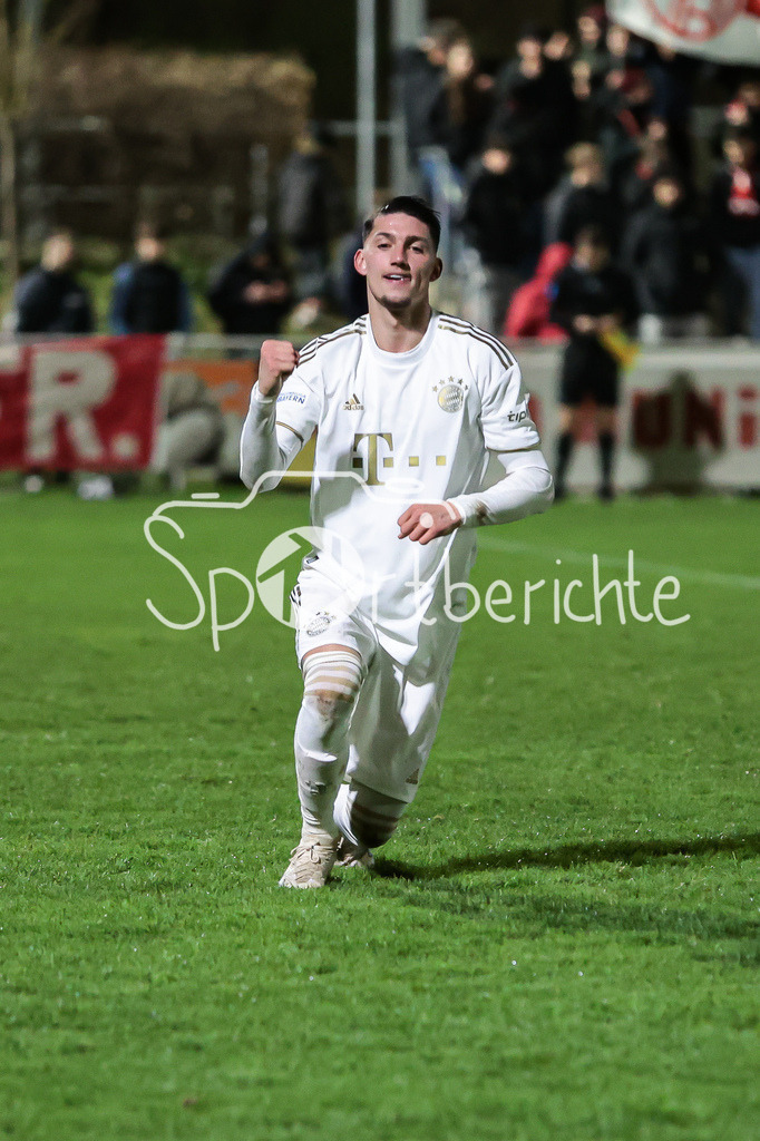 SV Heimstetten - FC Bayern Amateure | Yusuf Karhan KABADAYI (FCB #7) freut sich ueber das Tor zum 1-8