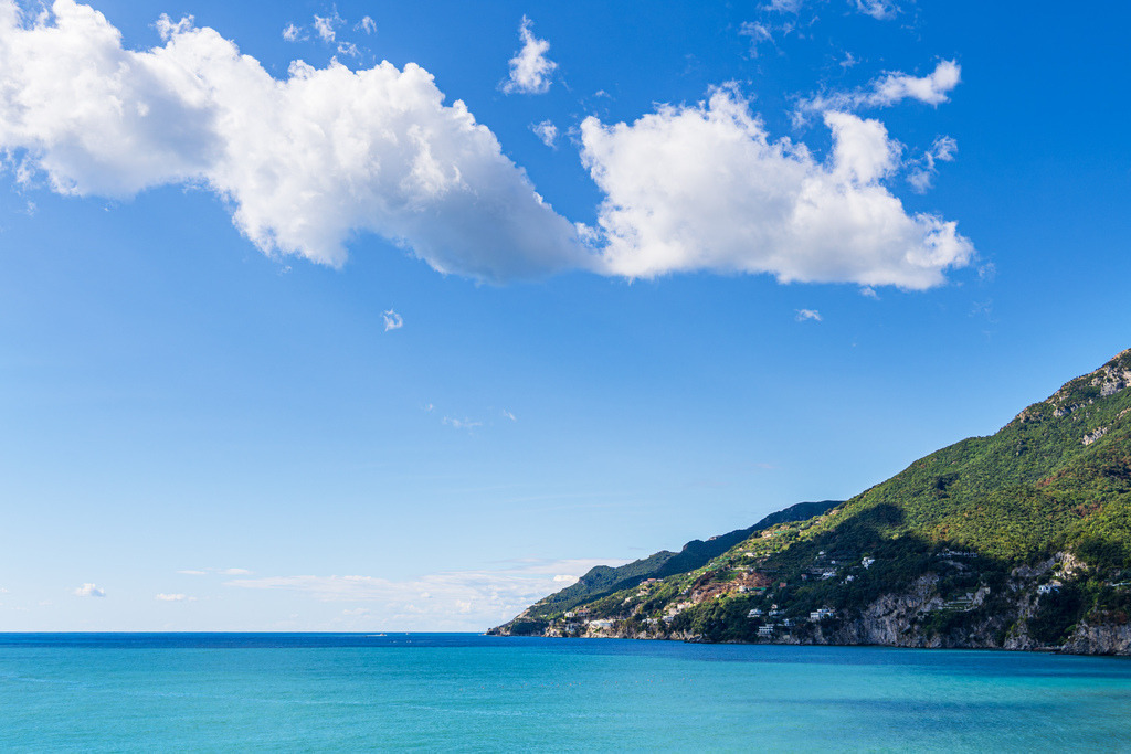 Mittelmeerküste bei Vietri sul Mare an der Amalfiküste in Italien | Mittelmeerküste bei Vietri sul Mare an der Amalfiküste in Italien.