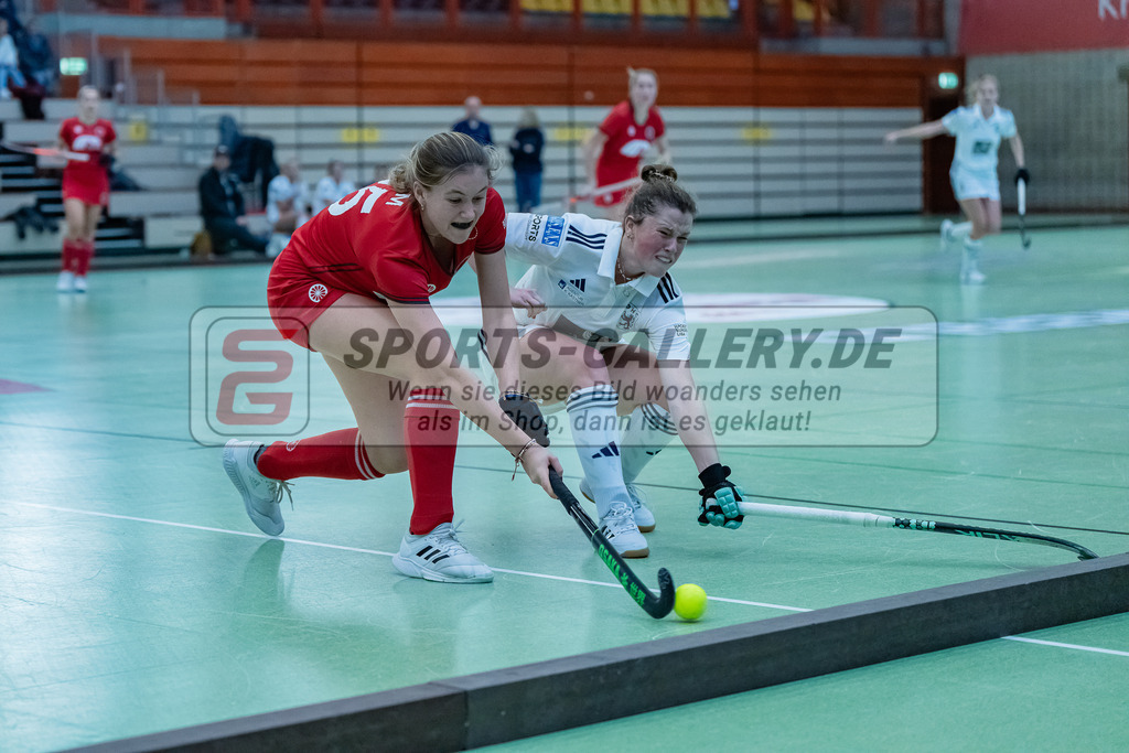 HK_20231217_107718 | 1. Bundesliga Damen Crefelder HC - Düsseldorfer HC  am 17.12.2023 Sporthalle Glockenspitz, Krefeld , Jule Schurmann ( CHTC ), Maike Schaunig ( Düsseldorfer HC #21 )