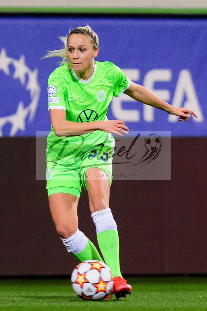 WOBJUV20211118_111 | Fussball, Frauen: Turid Knaak (VfL Wolfsburg) in Aktion, am Ball, Einzelaktion bei dem Spiel der UEFA Women´s Champions League zwischen VfL Wolfsburg und Juventus Turin im AOK-Stadion am 18.11.2021 in Wolfsburg, Deutschland. - Realisiert mit Pictrs.com