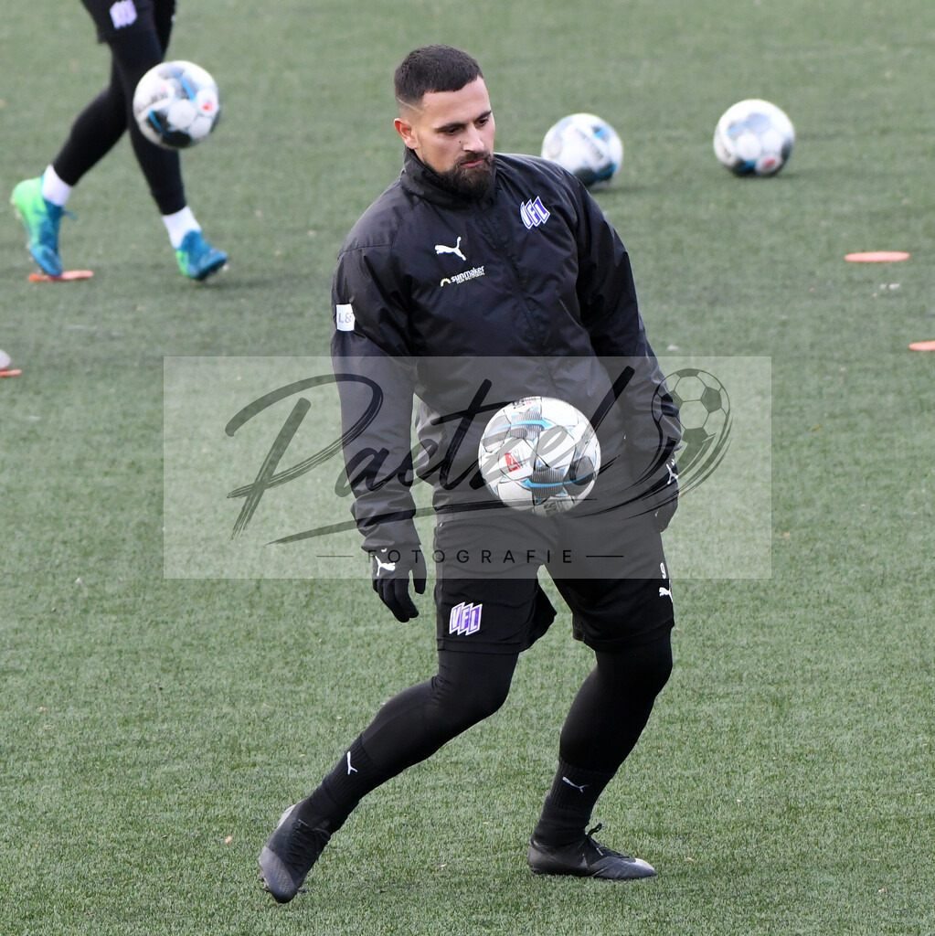 20200131_TRAOSN_0082 | Fußball, Herren: Marcos Alvarez (VfL Osnabrueck) in Aktion, am Ball, Einzelaktion waehrend der Trainingseinheit des VfL Osnabrueck im Sportpark Illoshoehe am 31.01.2020 in Osnabrueck, Deutschland. - Realisiert mit Pictrs.com
